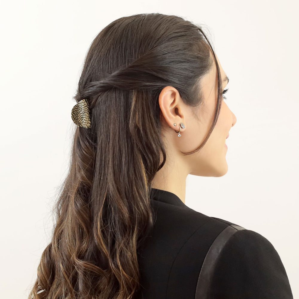 Halboffene Frisur mit kleiner, parabolischer Haarklammer Alicante