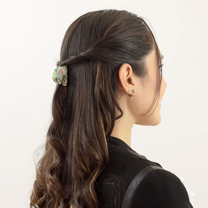 Halboffene Frisur mit kleiner, parabolischer Haarklammer Cancun