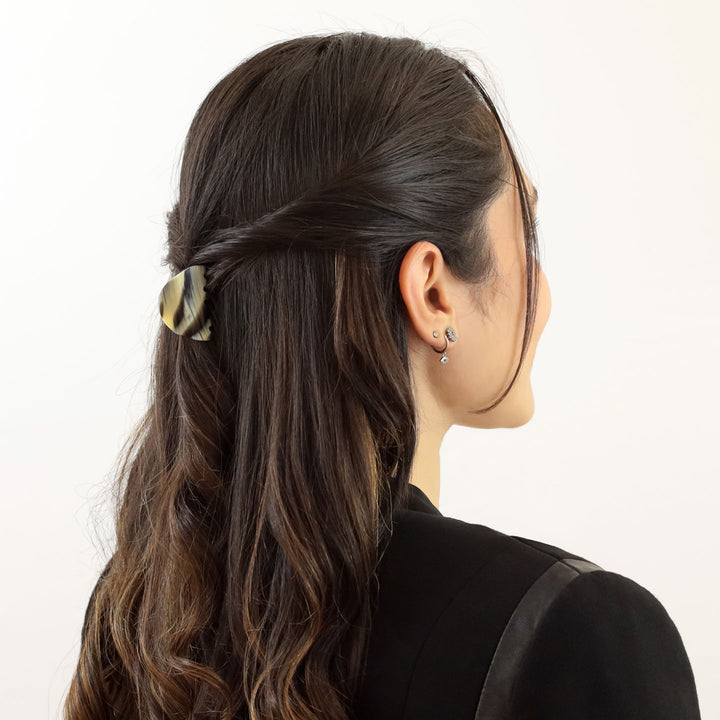 Halboffene Frisur mit kleiner, parabolischer Haarklammer Dublin