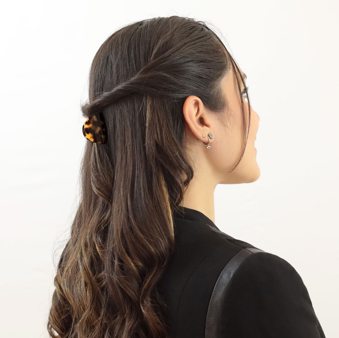 Halboffene Frisur mit kleiner, parabolischer Haarklammer Paris