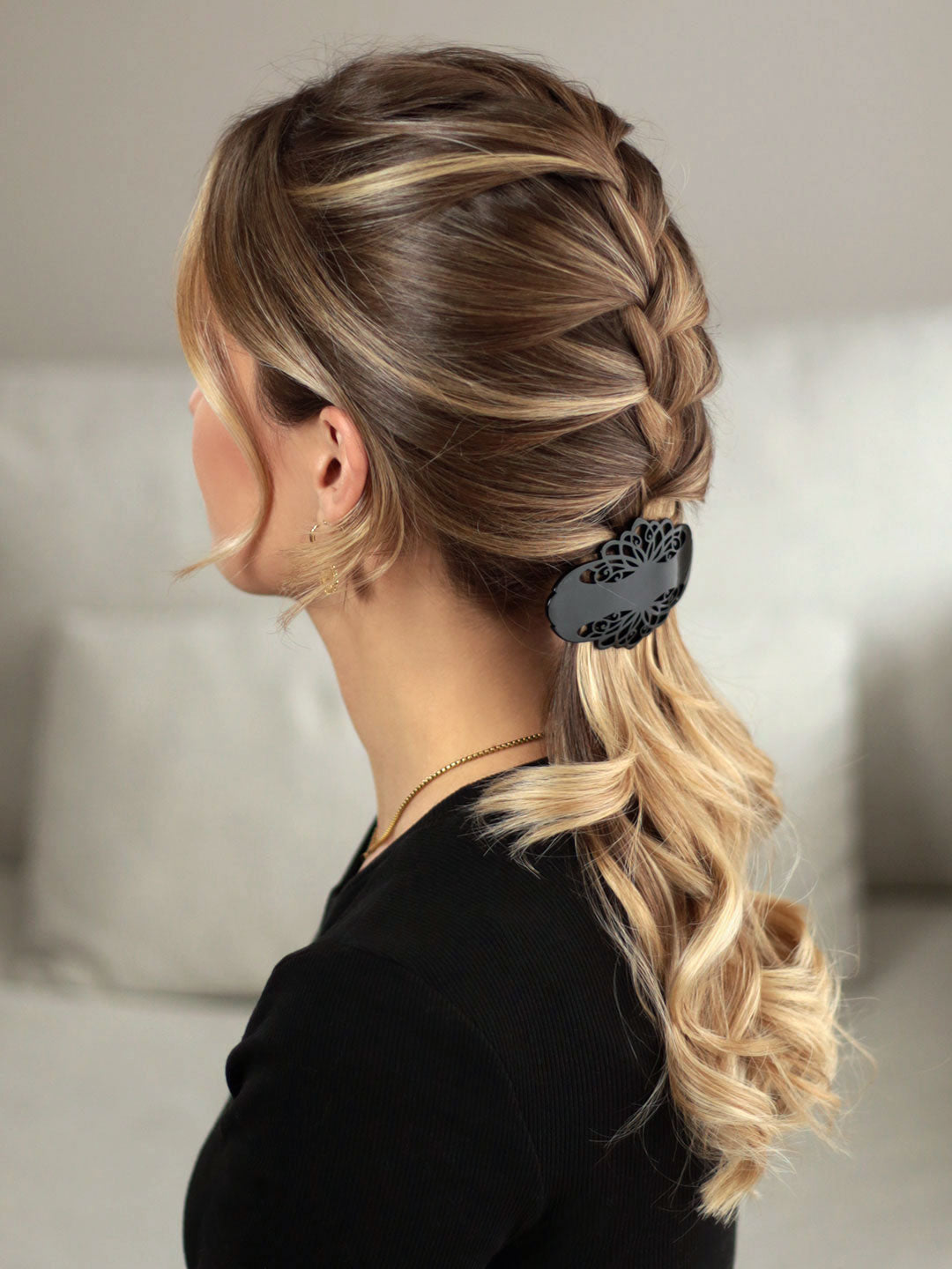 Zopf mit mittelgroßer, schwarzer Haarspange London mit Arabeske