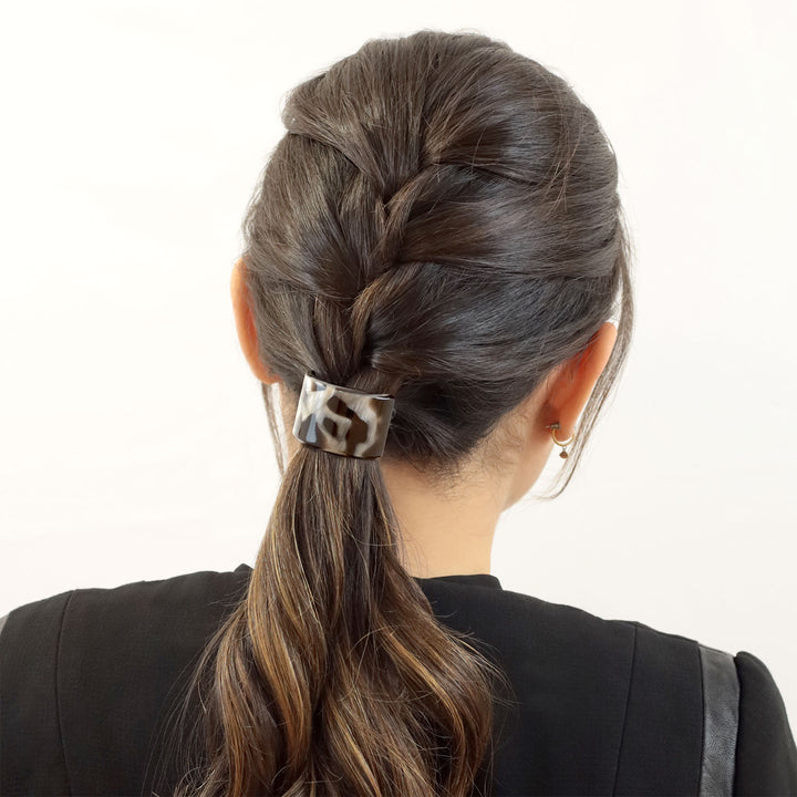 Zopf mit halbrundem Haargummi Bologna