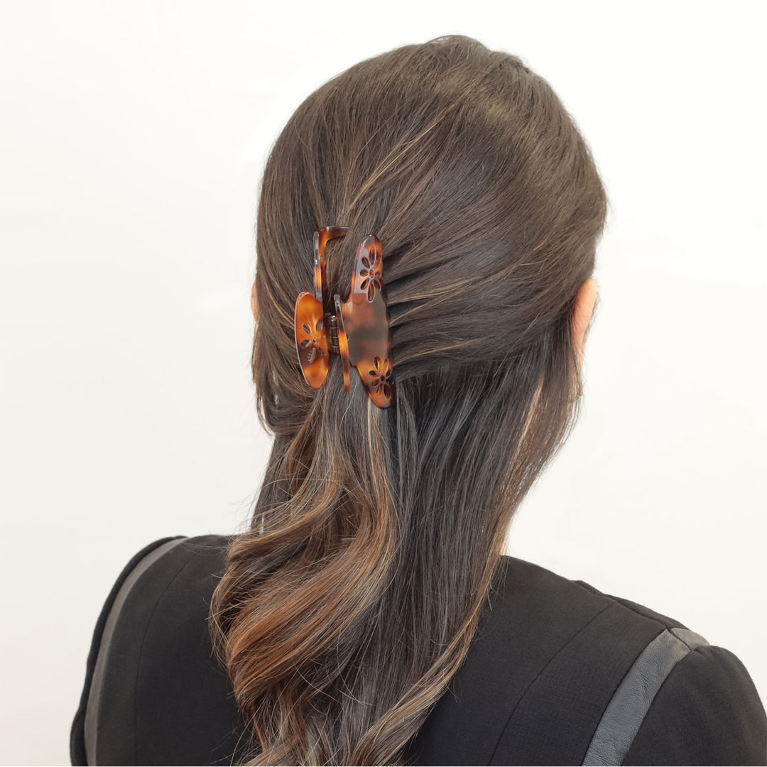 Halboffene Frisur mit großer, blumiger Haarklammer Madrid mit patentiertem Gummizug