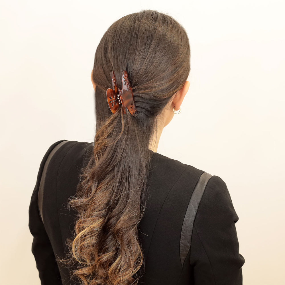 Halboffene Frisur mit großer, blumiger Haarklammer Strass Madrid mit patentiertem Gummizug
