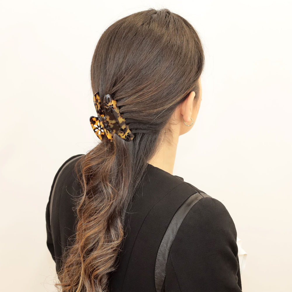 Frisur mit großer, blumiger Haarklammer Paris mit patentiertem Gummizug