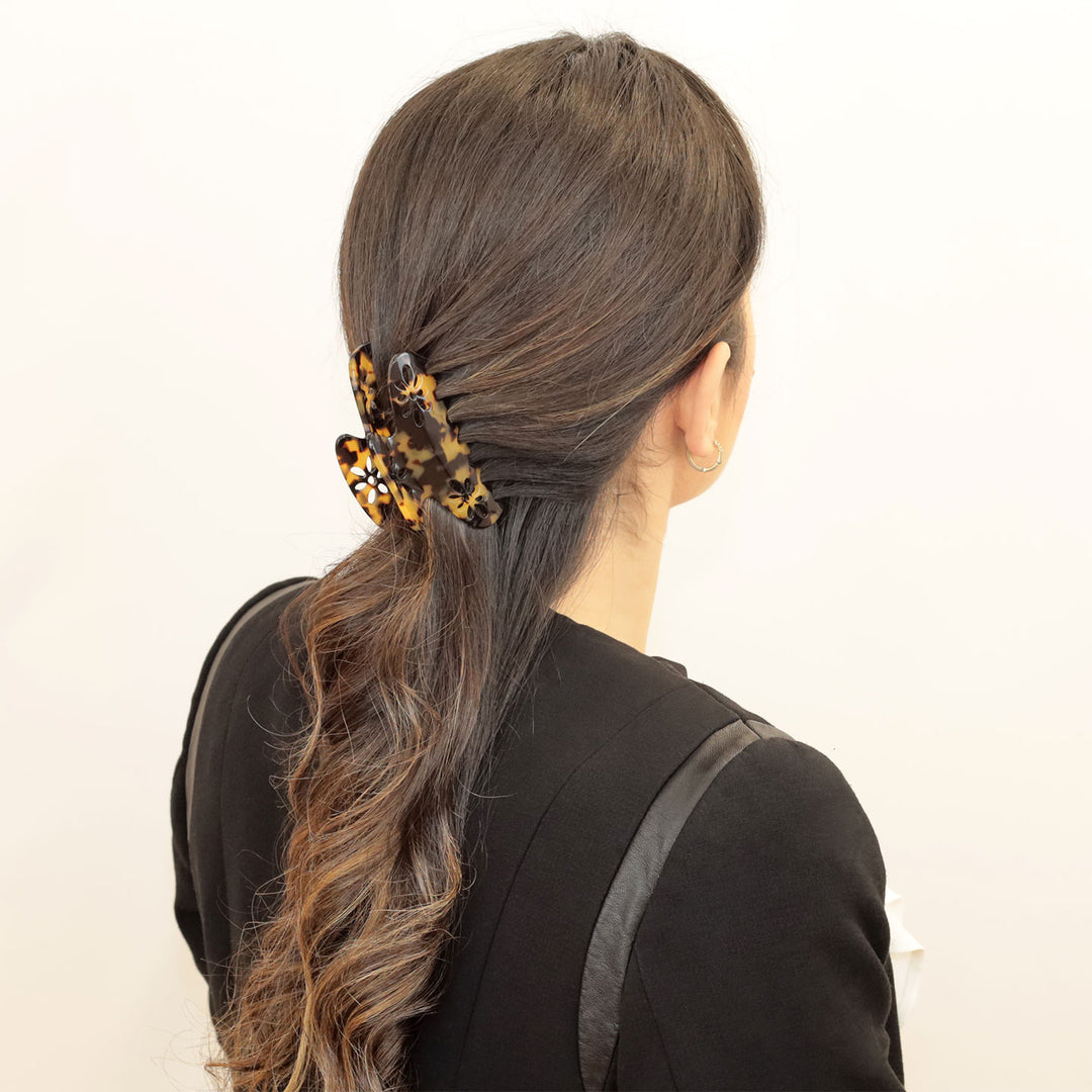 Frisur mit großer, blumiger Haarklammer Paris mit patentiertem Gummizug