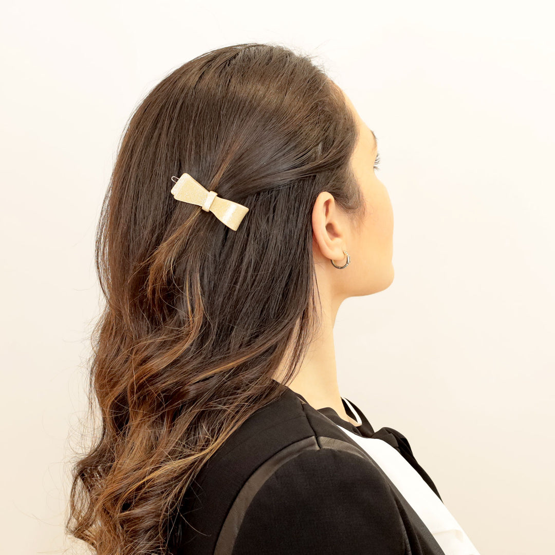 Frisur mit kleinen, goldenen Haarclip Dunai mit Schleife