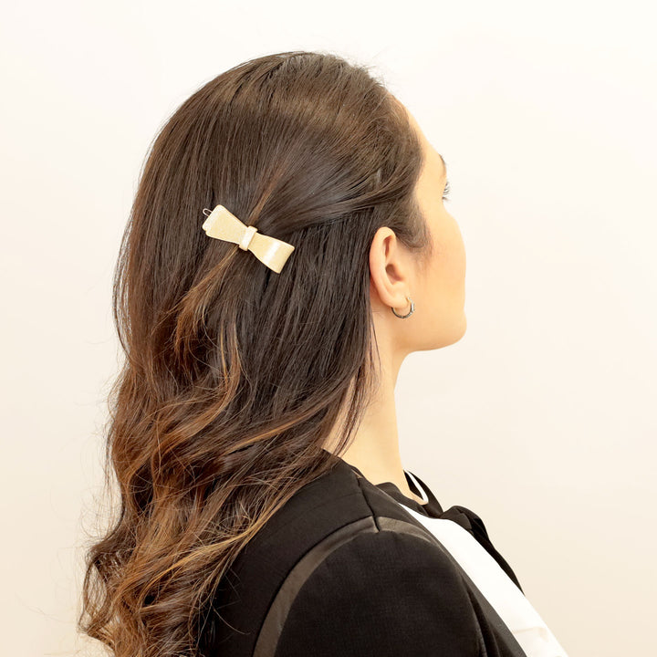 Frisur mit kleinen, goldenen Haarclip Dunai mit Schleife