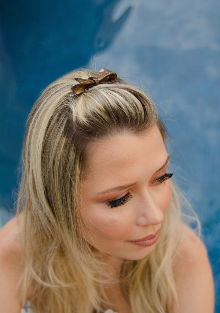 Halboffene Frisur mit kleinen, goldenen Haarclip Moskau mit Schleife