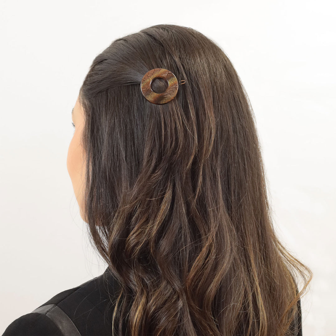 Frisur mit mittelgroßen, goldenen, ringförmigen Haarclip Moskau