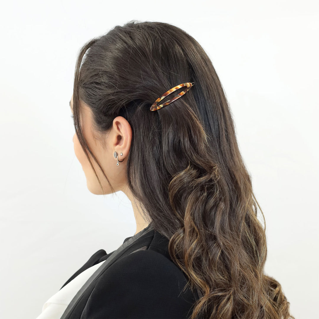 Frisur mit mittelgroßen, goldenen Haarclip Granada mit Aussparung