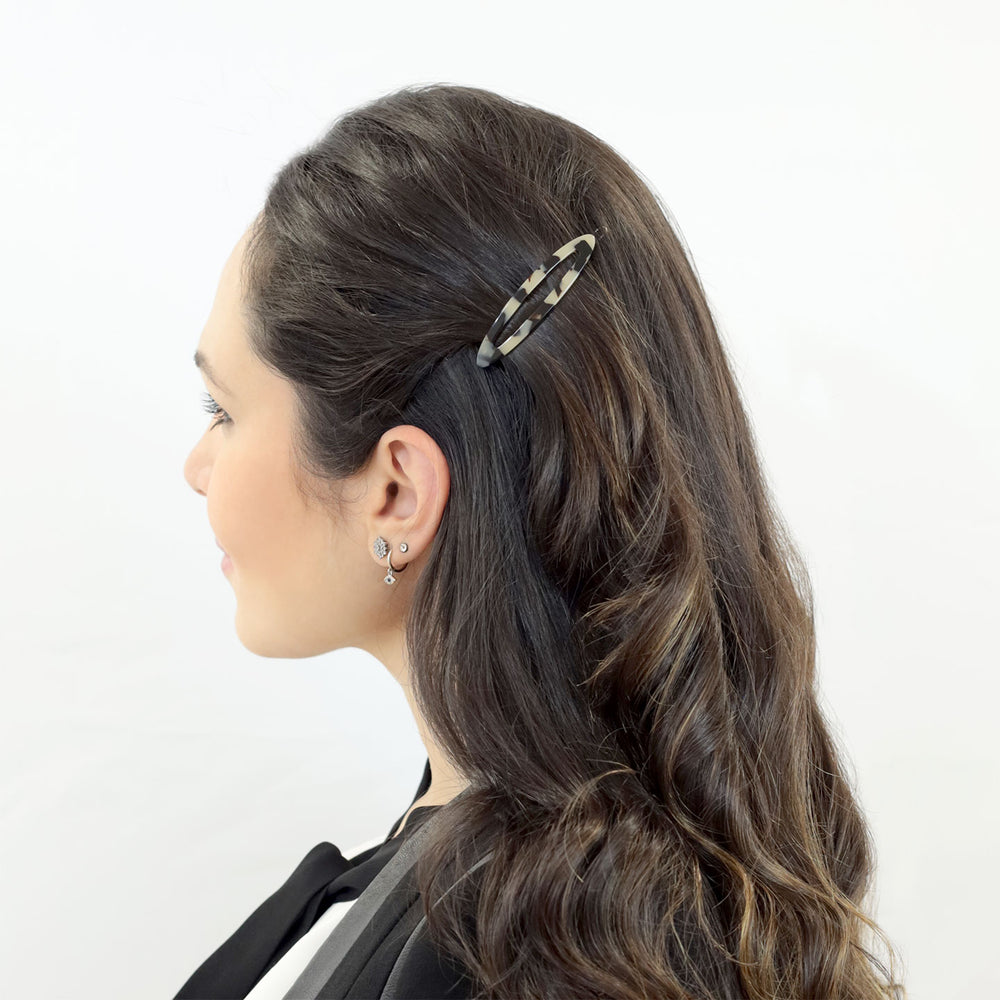 Frisur mit mittelgroßen, schwarz beigen, elliptischen Haarclip Lausanne mit Aussparung