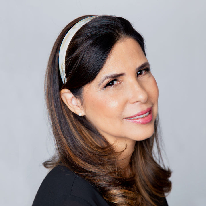 Haarreif Recife im dunkeln Haar getragen – eleganter Look.