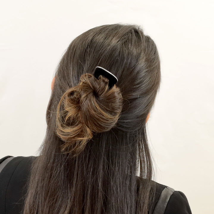 Halboffene Frisur mit kleiner, schwazer Haarforke London