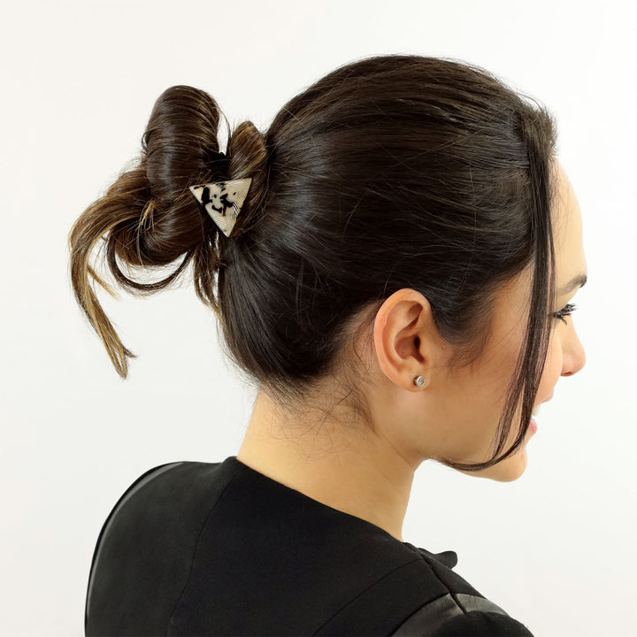 Hochsteckfrisur mit dreieckigen Haargummi Reykjavik