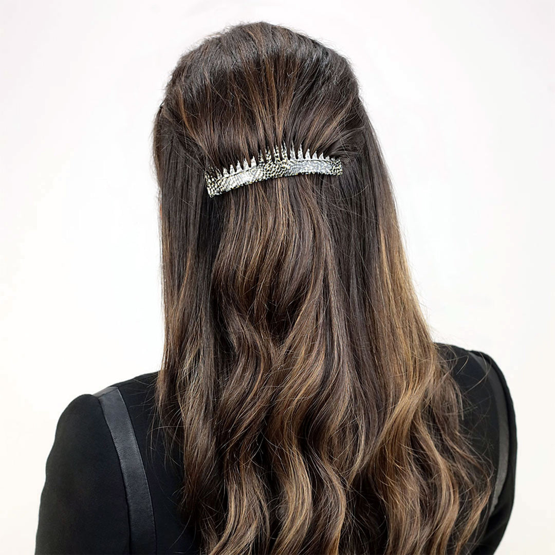 Halboffene Frisur mit großem Haarkamm Alicante