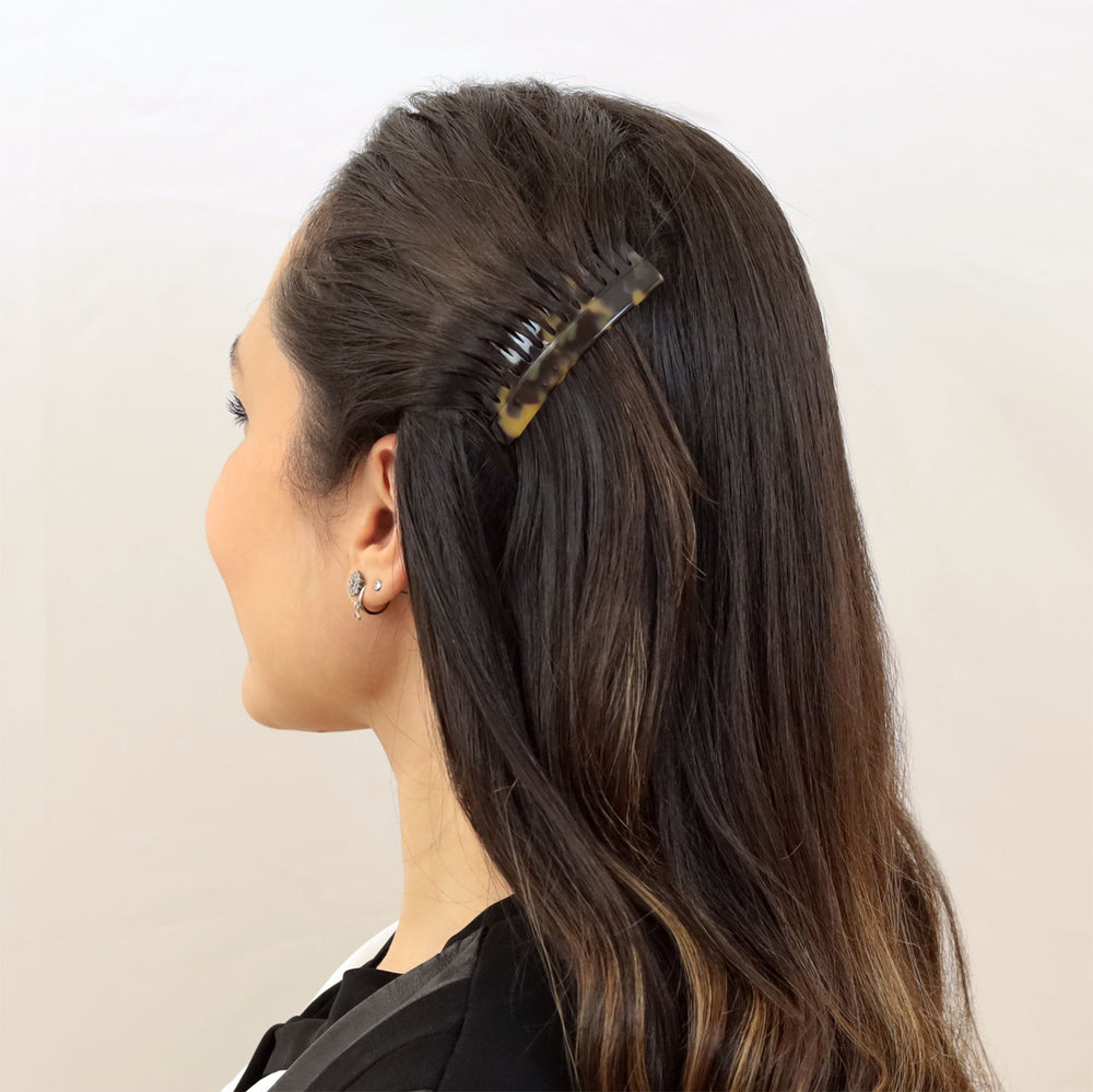 Frisur mit kleinem Haarkamm Paris