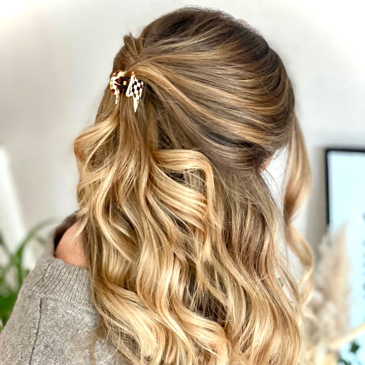 Frisur mit kleiner Haarklammer Lissabon