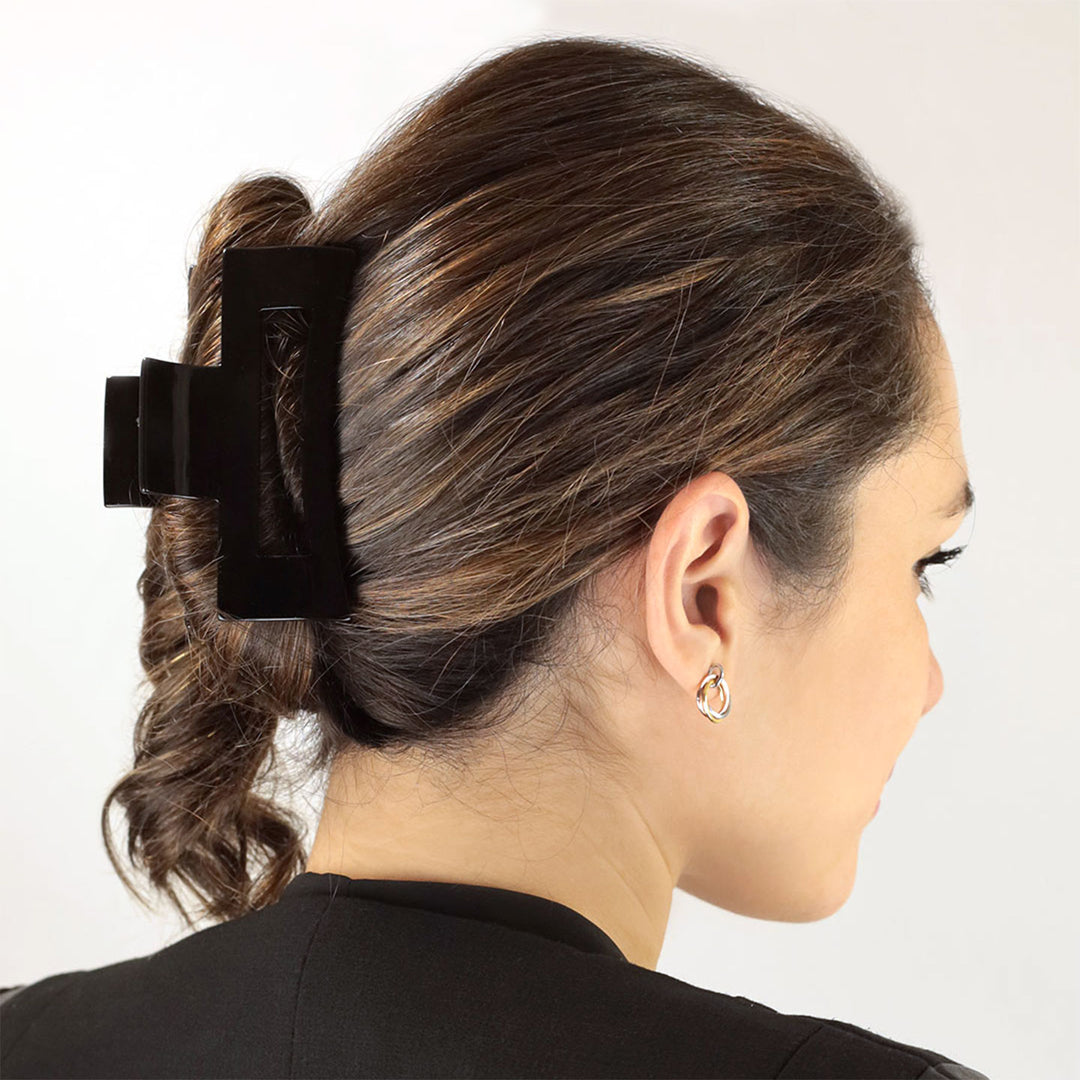 Frisur mit großer, recheckiger, schwarzer Haarklammer London mit Aussparung