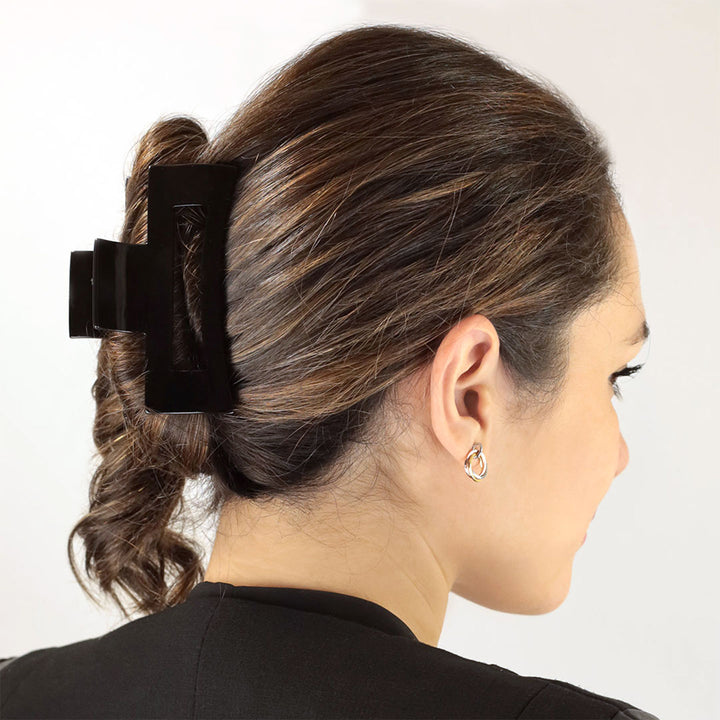 Frisur mit großer, recheckiger, schwarzer Haarklammer London mit Aussparung