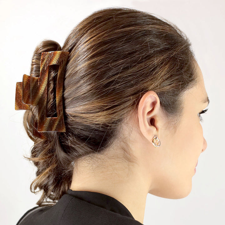 Frisur mit großer, rechteckiger Haarklammer Moskau mit Aussparung