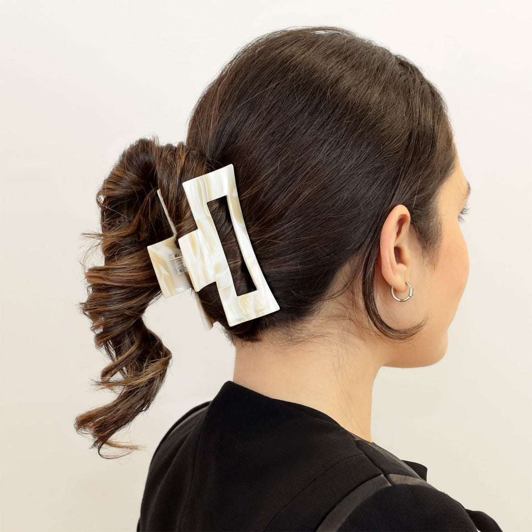 Frisur mit großer, rechteckiger Haarklammer Recife