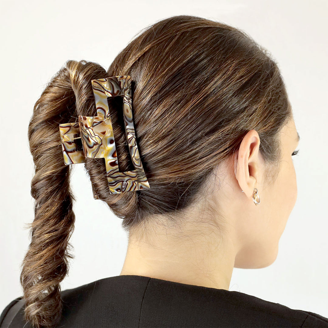 Frisur mit großer, rechteckiger Haarklammer St. Petersburg mit Aussparung
