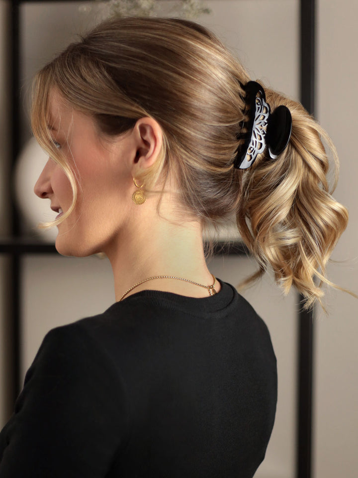 Frusur mit großer, schwarzer Haarklammer London mit Arabeske