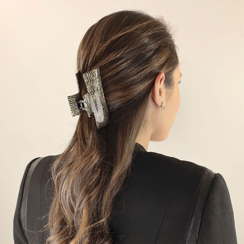 Halboffene Frisur mit großer, rechteckiger Haarklammer Alicante