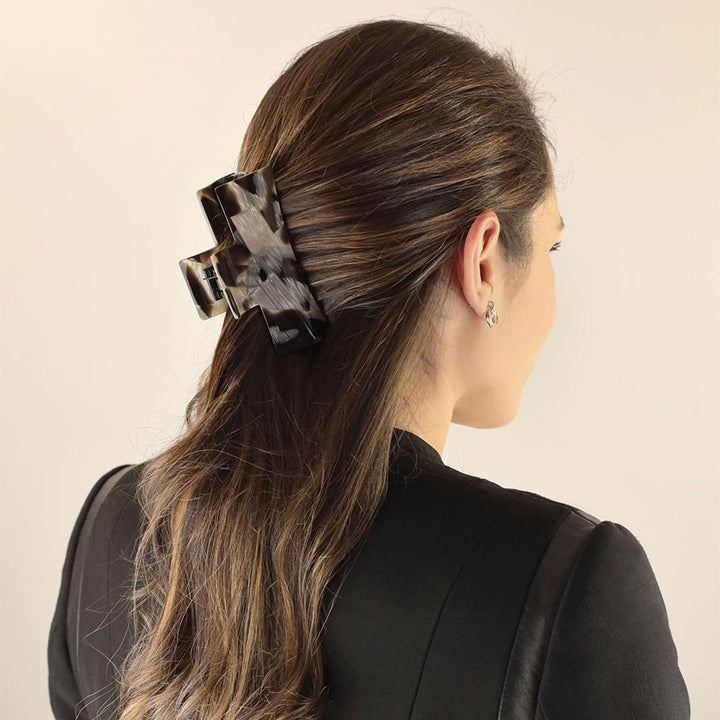 Halboffene Frisur mit großer, rechteckiger Haarklammer Bologna