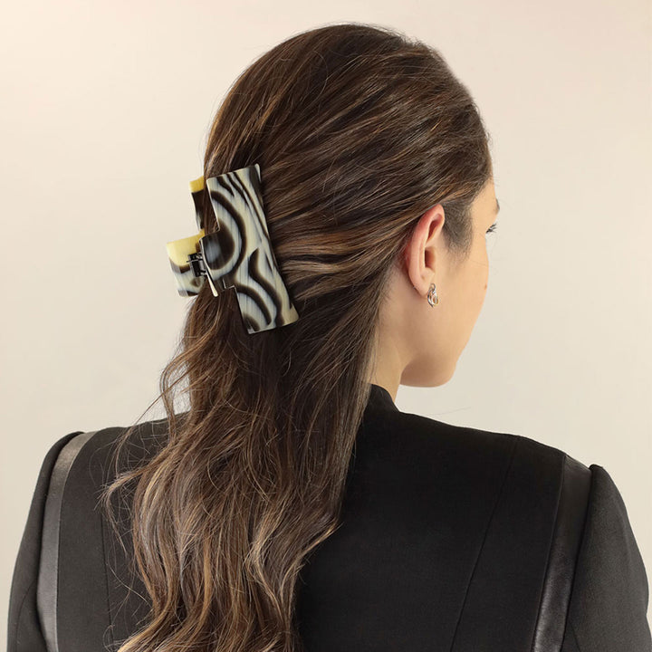 Halboffene Frisur mit großer, rechteckiger Haarklammer Dublin
