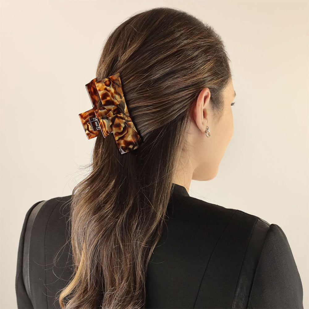 Halboffene Frisur mit großer, rechteckiger Haarklammer Granada