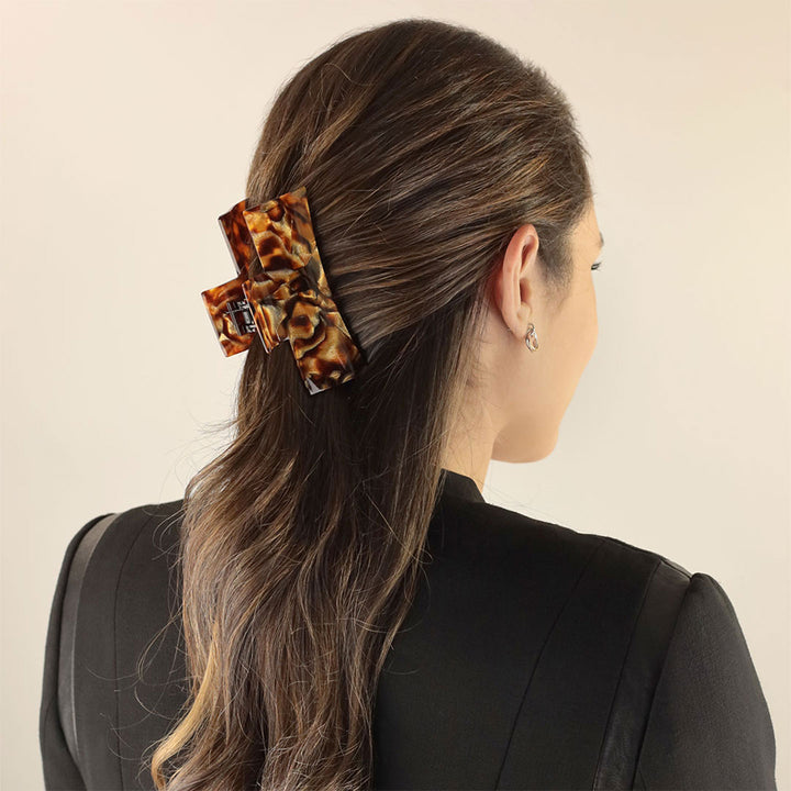 Halboffene Frisur mit großer, rechteckiger Haarklammer Granada