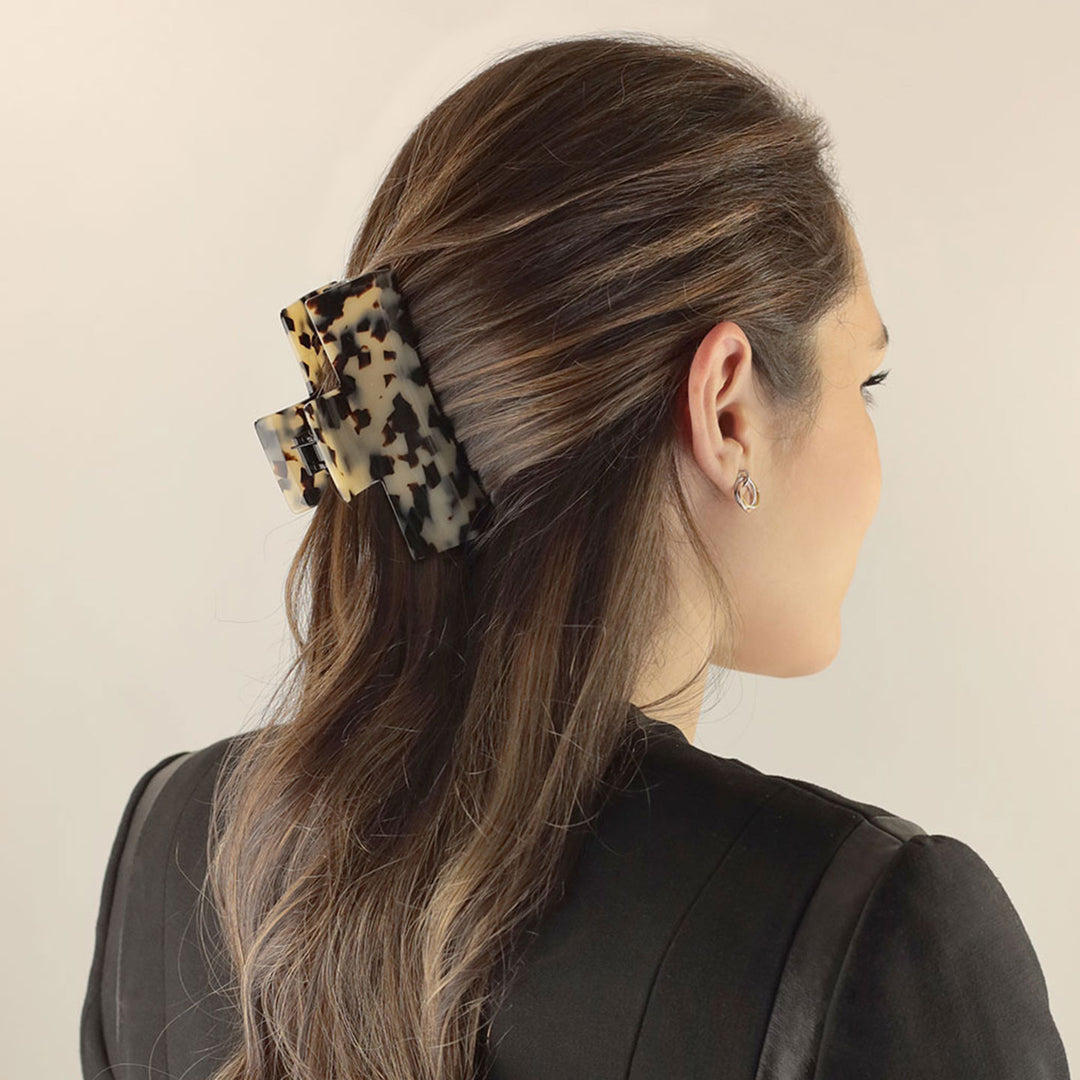 Halboffene Frisur mit großer, rechteckiger Haarklammer Lausanne