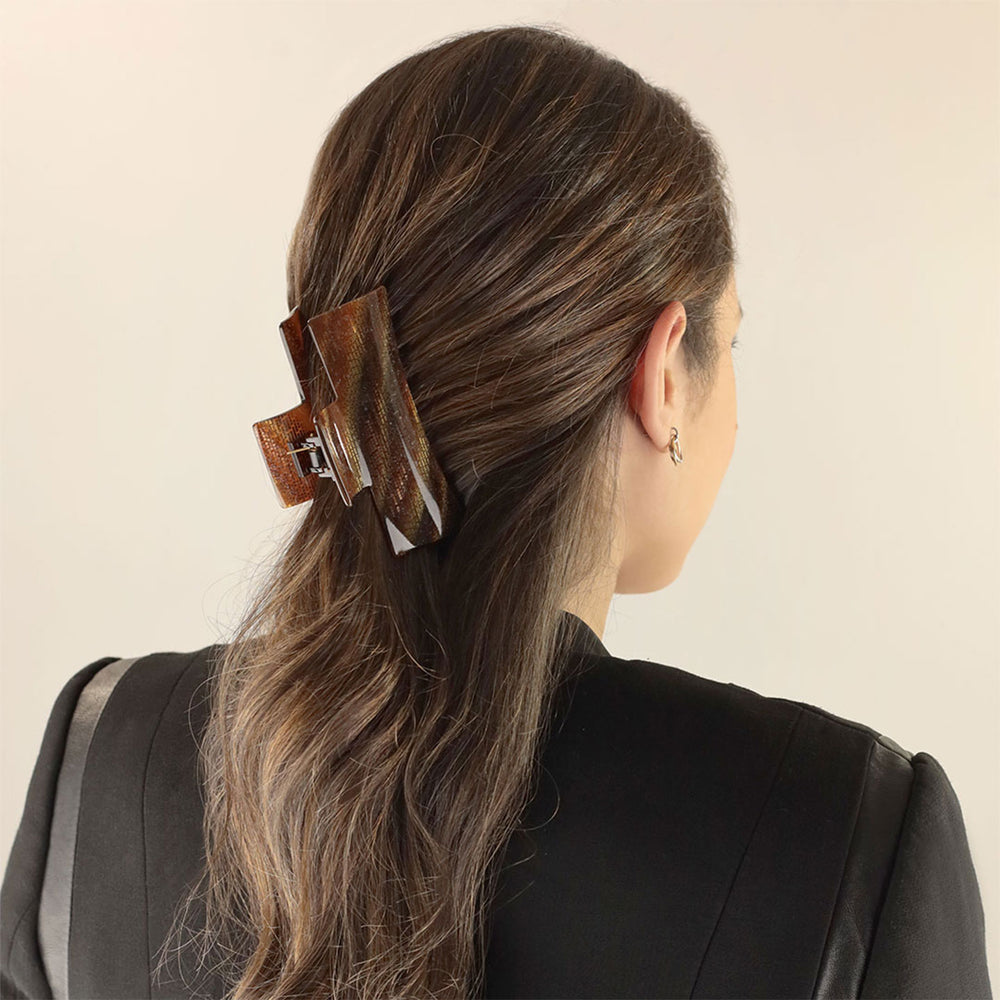 Halboffene Frisur mit großer, rechteckiger Haarklammer Moskau