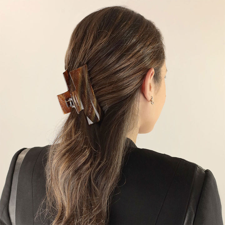 Halboffene Frisur mit großer, rechteckiger Haarklammer Moskau