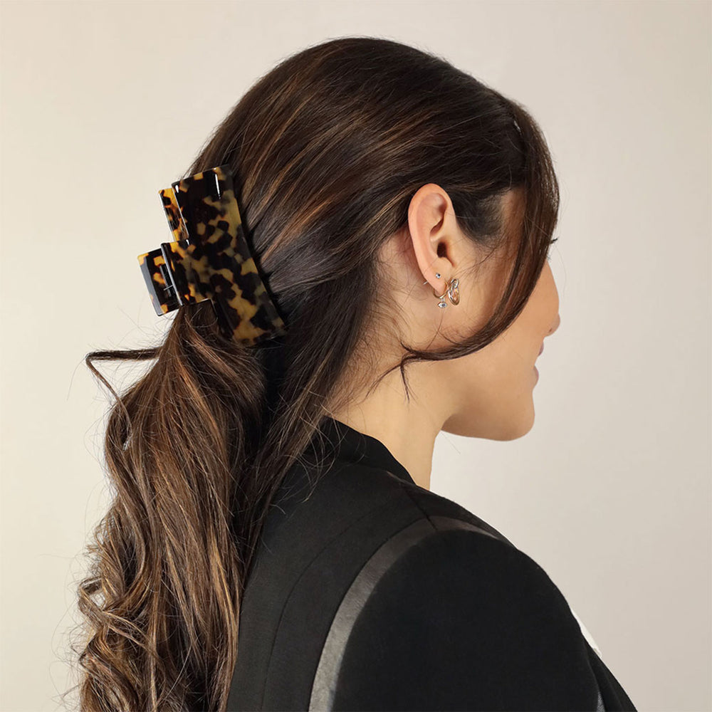 Frisur mit großer, rechteckiger Haarspange Paris