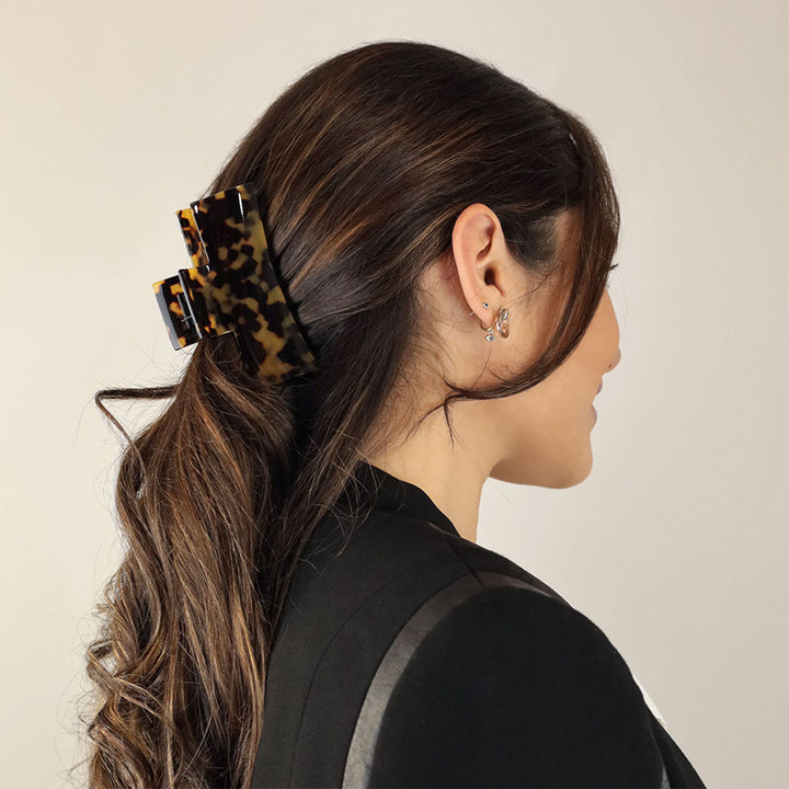 Frisur mit großer, rechteckiger Haarspange Paris