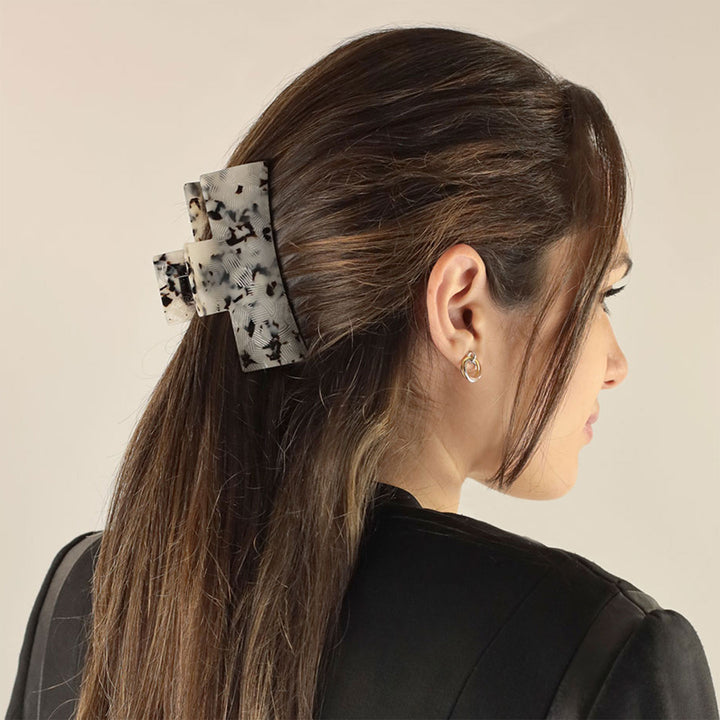 Halboffene Frisur mit großer, rechteckiger Haarklammer Reykjavik