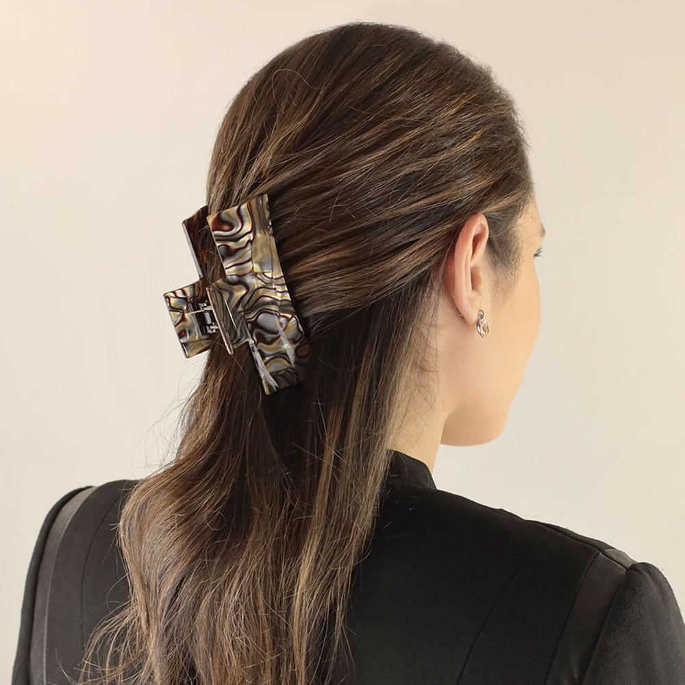 Halboffene Frisur mit großer, rechteckiger Haarklammer St. Petersburg