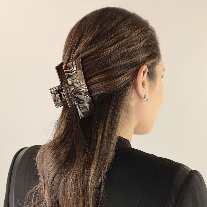 Halboffene Frisur mit großer, rechteckiger Haarklammer St. Petersburg