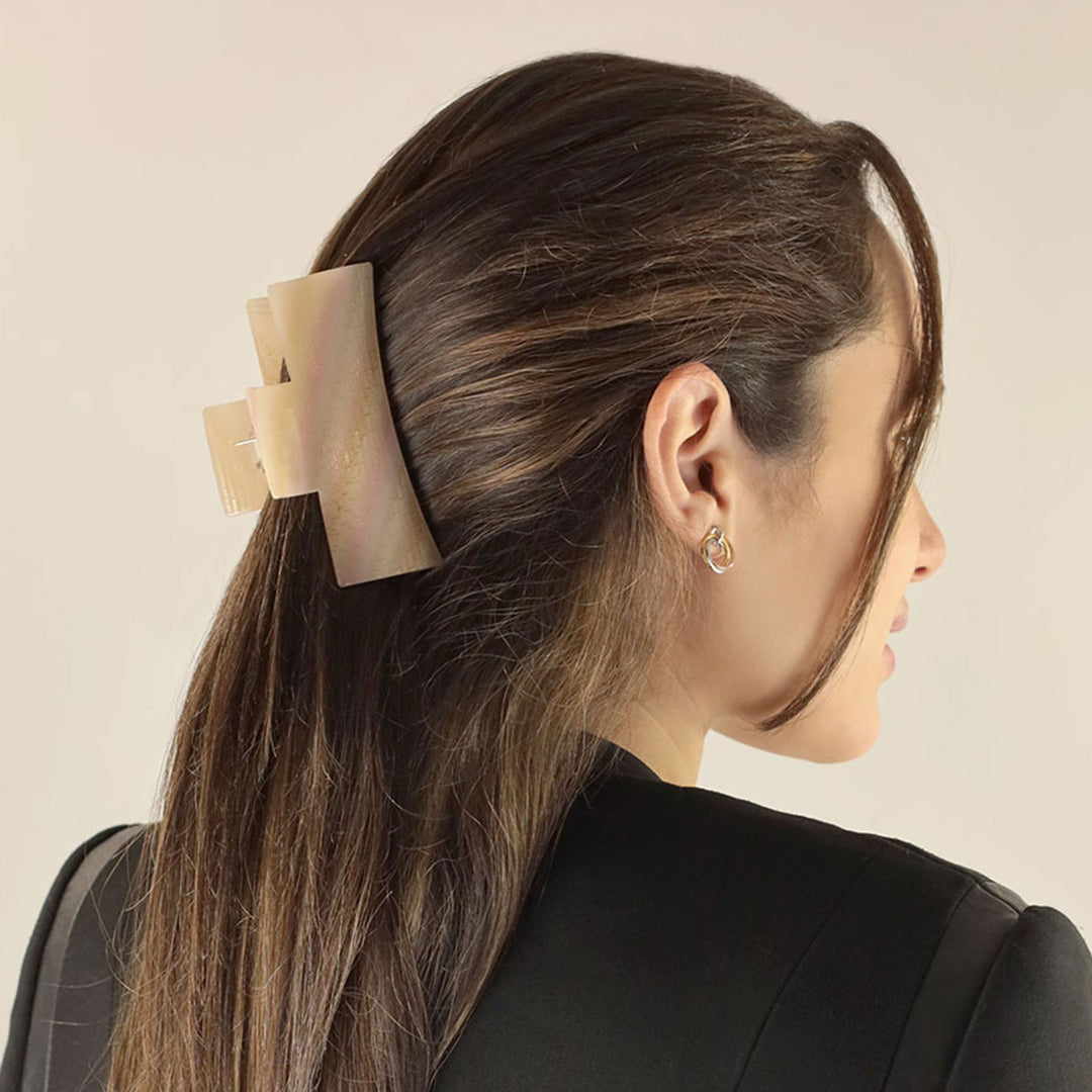 Halboffene Frisur mit großer, rechteckiger Haarklammer Verona