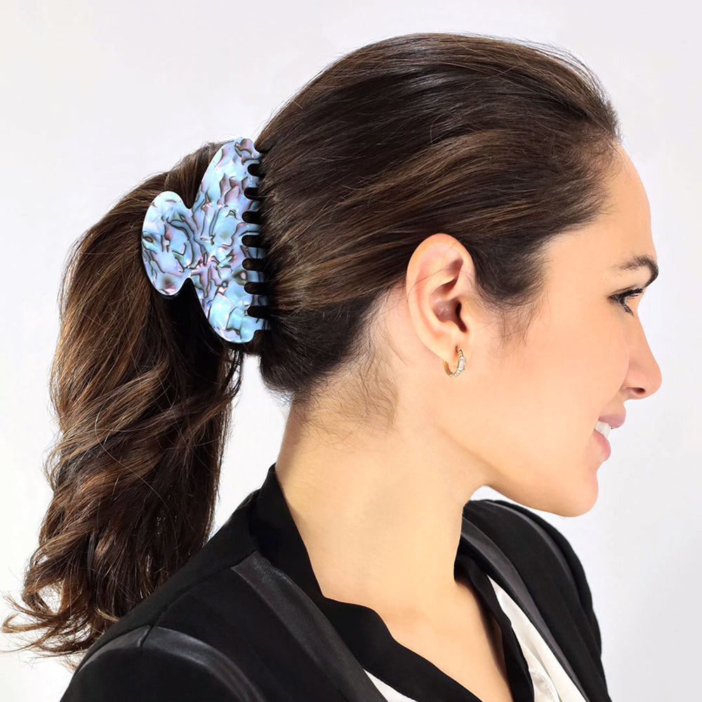 Frisur mit großer Haarklammer Cancun