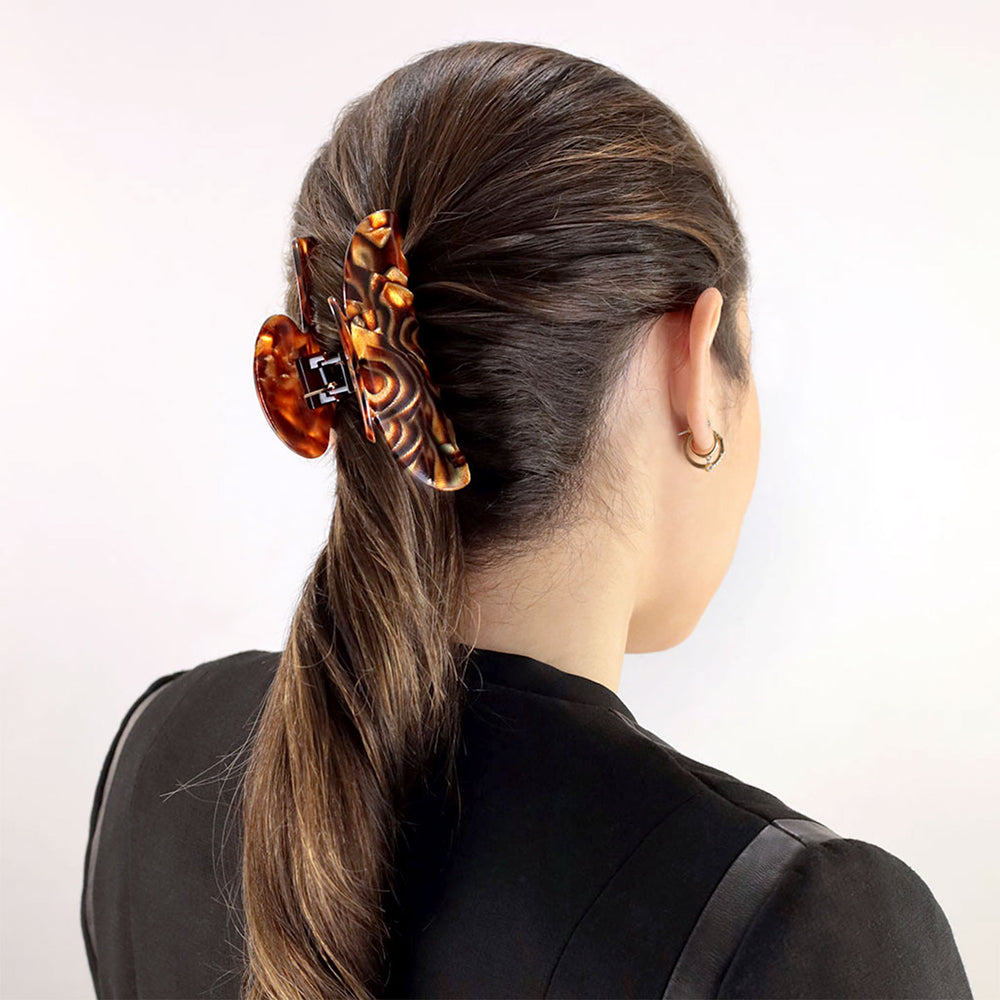 Frisur mit großer Haarklammer Granada