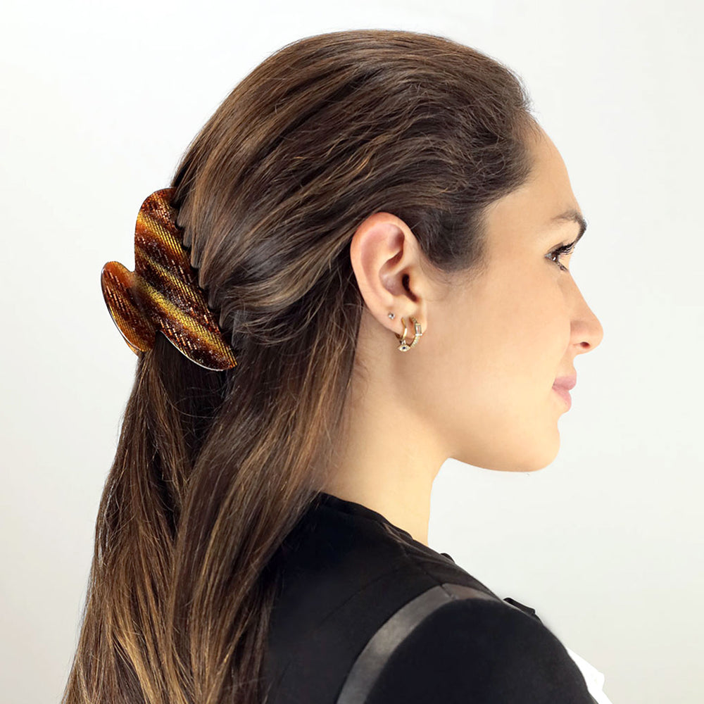 Halboffene Frisur mit großer Haarklammer Moskau