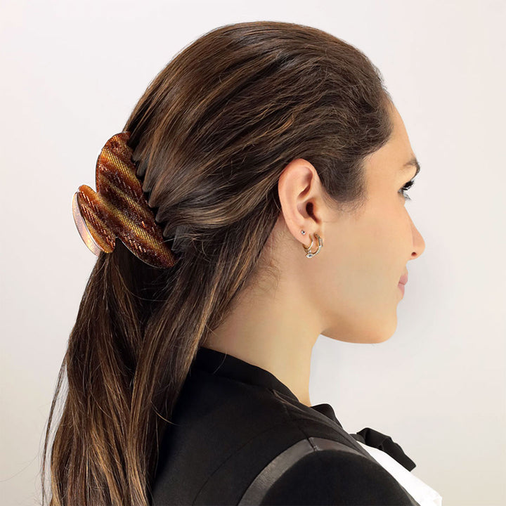 Halboffene Frisur mit großer Haarklammer Moskau