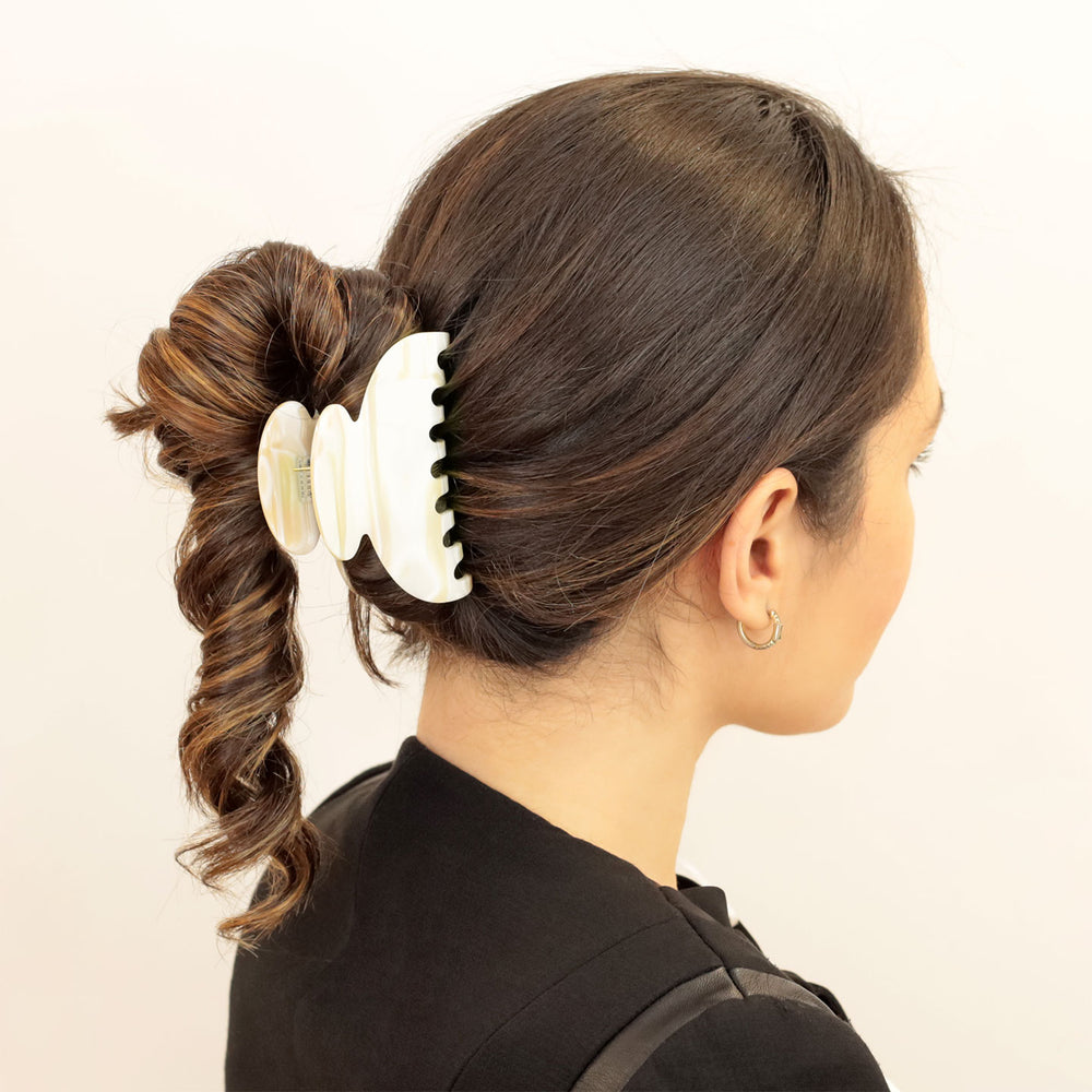 Frau mit Hochsteckfrisur, fixiert mit der großen Recife Haarklammer