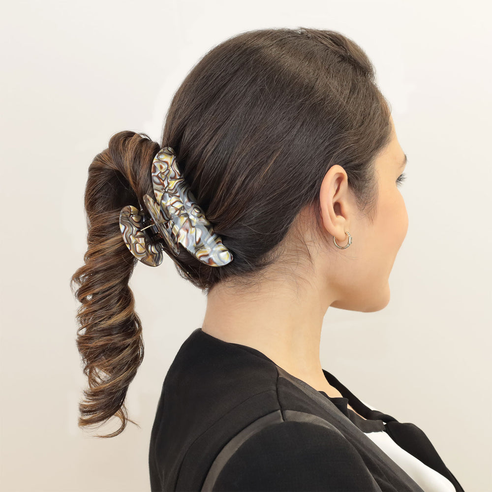 Frisur mit großer Haarklammer St. Petersburg