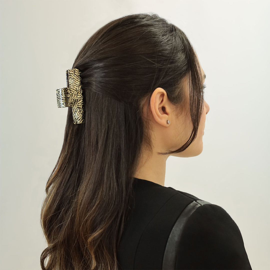 Halboffene Frisur mit großer, zylindrischer Haarklammer Alicante