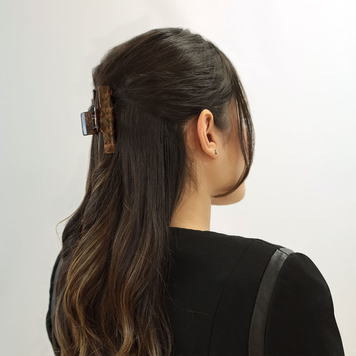 Halboffene Frisur mit großer, zylindrischer Haarklammer Berlin